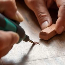 VONROC Repair Kit For Laminate & Wood – Incl. 11 Mixable Colours And Batteries 8 VONROC Repair Kit For Laminate & Wood – Incl. 11 Mixable Colours And Batteries -Quality Flooring Store 39291924 4